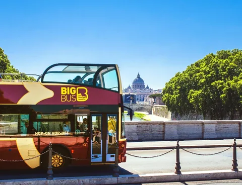 Embarquement dans le bus touristique de Rome Hop-On Hop-Off à la gare de Termini