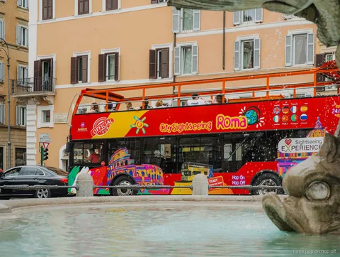 Parada del bus turístico de Roma City Sightseeing cerca de Piazza Venezia