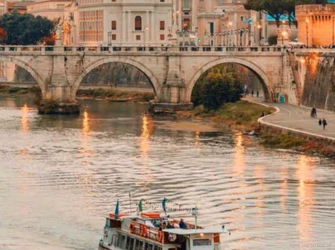 Autobús descubierto del combo de bus turístico y crucero de Roma cerca de la Basílica de San Pedro