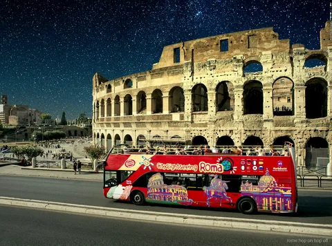 Vista de Piazza Navona iluminada en el tour nocturno del bus turístico de Roma