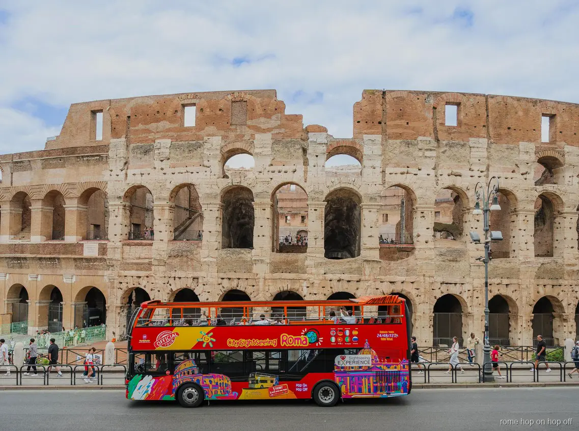 Bus City Sightseeing Roma hop on hop off sul suo giro scoperto vicino al Colosseo