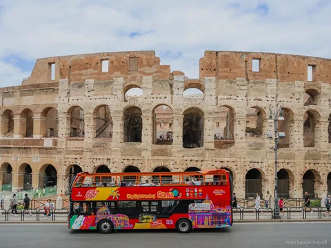 City Sightseeing hop-on hop-off bus Rome op de open ronde nabij het Colosseum
