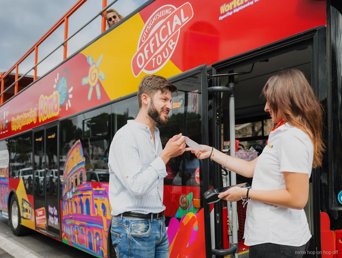 Passagiers met koptelefoon op de City Sightseeing hop-on hop-off bus Rome
