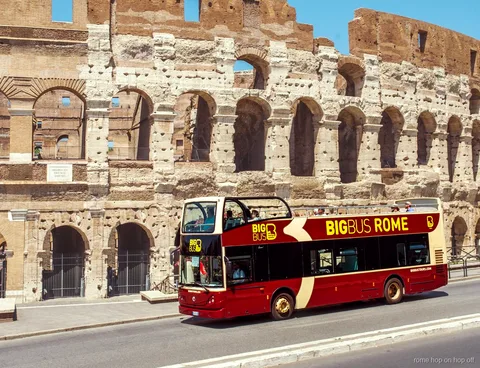 Open bovendekker van de hop-on hop-off bus Rome bij het Colosseum