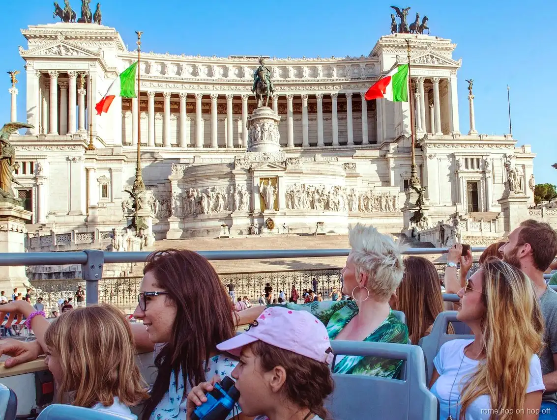 Uitzicht vanaf het bovendek van de hop-on hop-off bus Rome nabij de Sint-Pietersbasiliek