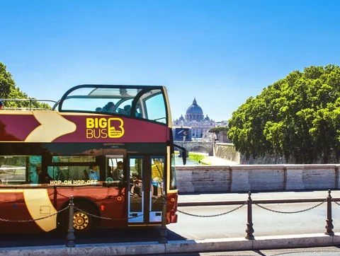 Instappen op de hop-on hop-off bus Rome bij station Termini