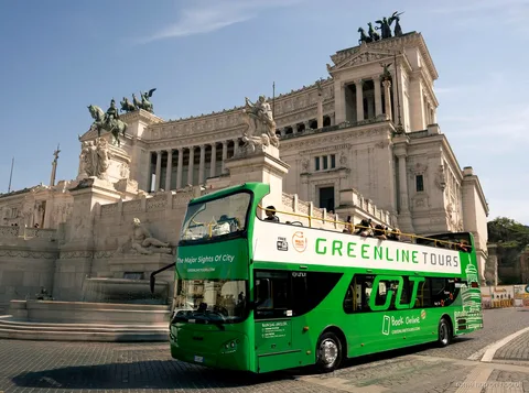 Passeggeri sul bus hop on hop off Roma con biglietto 3 percorsi