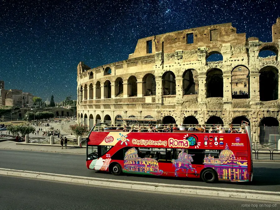 Vista di Piazza Navona illuminata dal bus hop on hop off Roma notturno