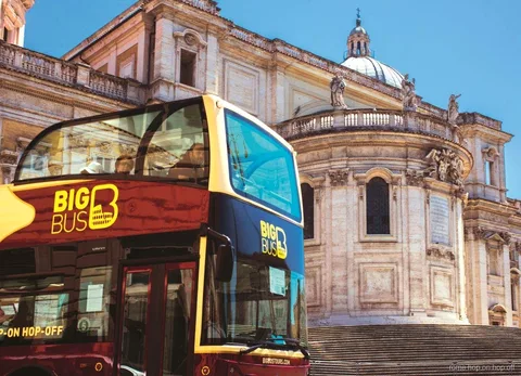 Hop-on hop-off bus en boot combi Rome varend op de Tiber nabij een historische brug
