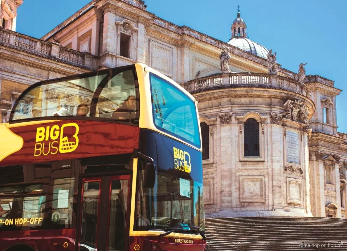 Hop-on hop-off bus en boot combi Rome varend op de Tiber nabij een historische brug