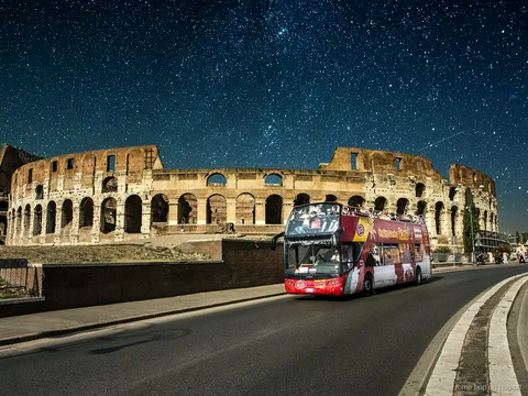 Bus à impériale à toit ouvert du bus hop-on hop-off Rome de nuit
