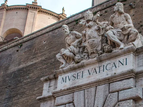 Arrêt de bus hop-on hop-off inclus dans le pass Vatican et Colisée à Rome