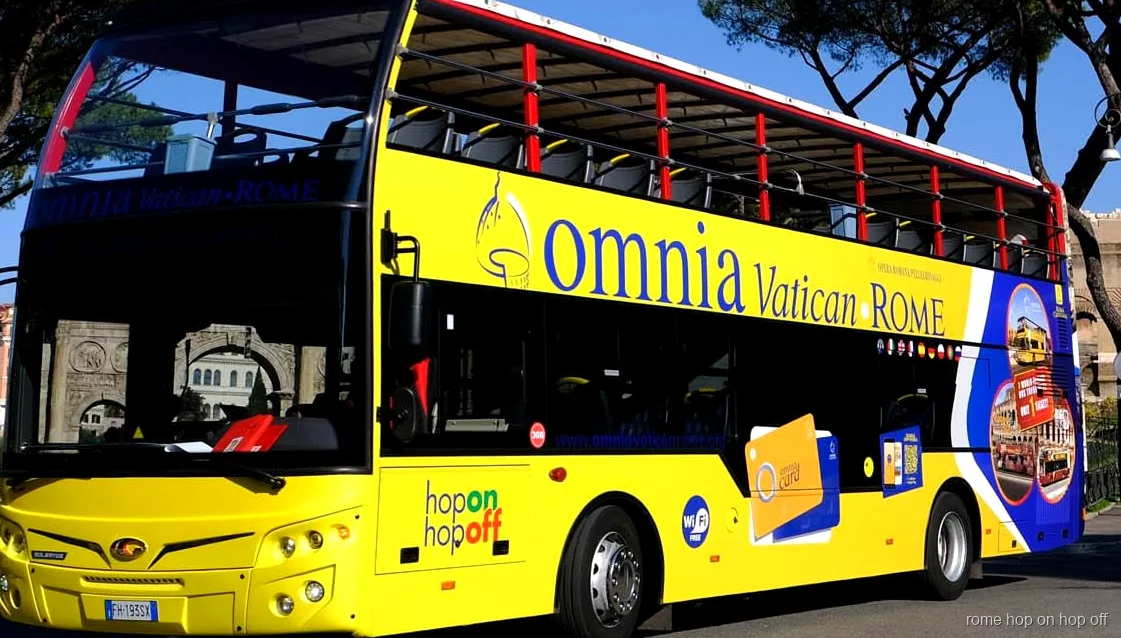 Passager embarquant avec un billet smartphone sur le combo Vatican et bus hop-on hop-off Rome