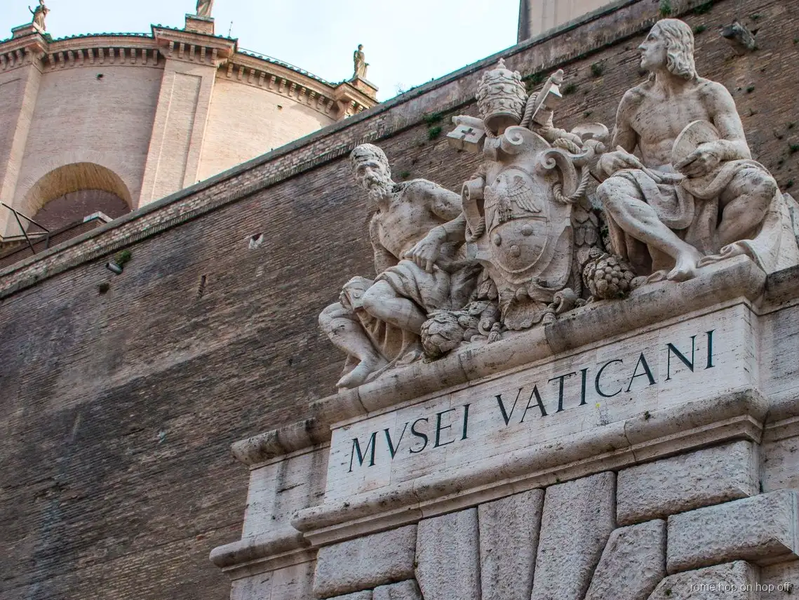 Przystanek autobusu hop-on hop-off w bilecie z Watykanem i Koloseum w Rzymie