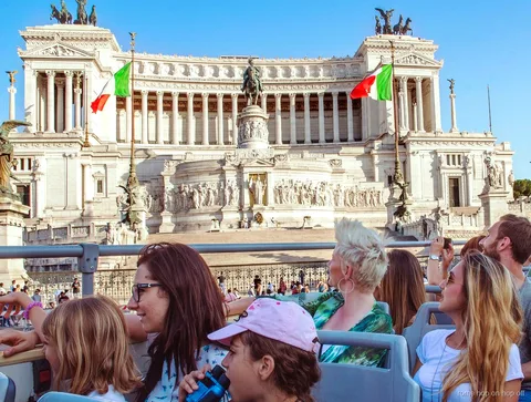 Vista dal piano superiore del tour hop on hop off Roma vicino alla Basilica di San Pietro