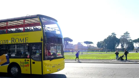 Zitplaatsen op het bovendek van de Vaticaan en hop-on hop-off bus combi Rome