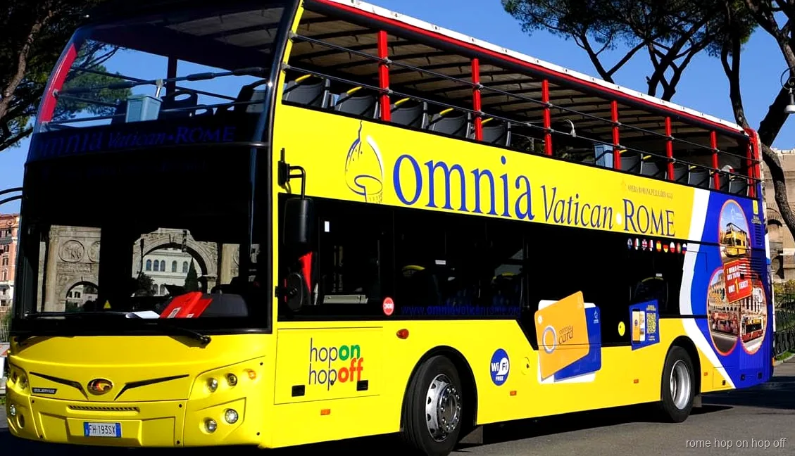 Fahrgast steigt mit Smartphone-Ticket in die Vatikan- und Hop-On-Hop-Off-Bus-Kombi Rom ein